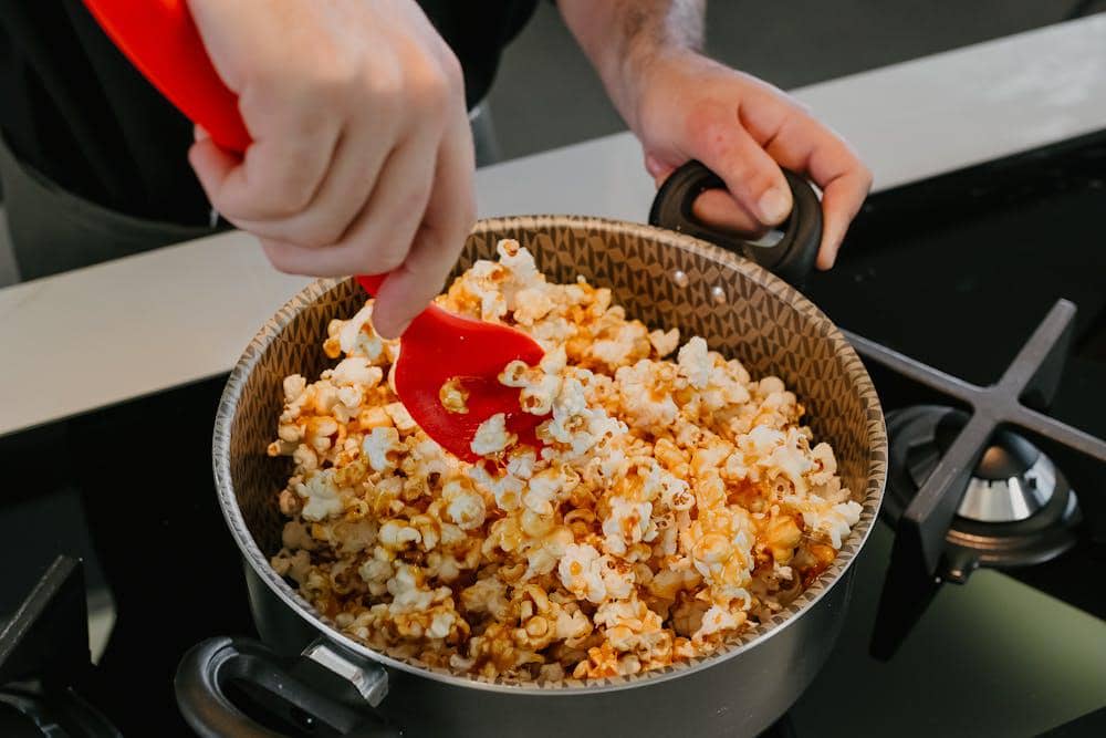 ilustrasi memasak popcorn