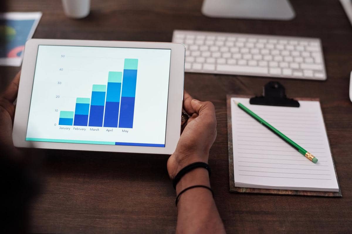 Ilustrasi tablet dengan grafik pertumbuhan