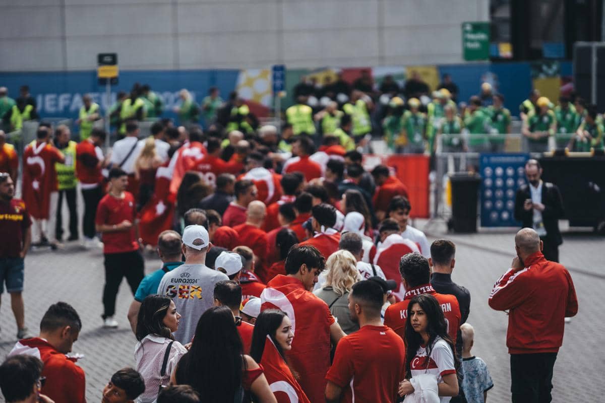 ilustrasi antre masuk ke stadion