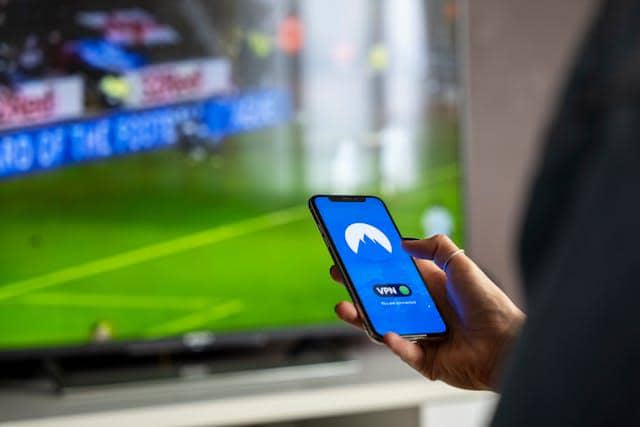 ilustrasi cek koneksi internet saat streaming bola