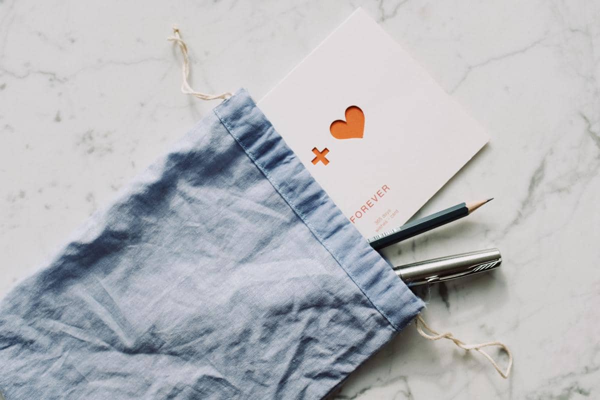 ilustrasi pouch serut