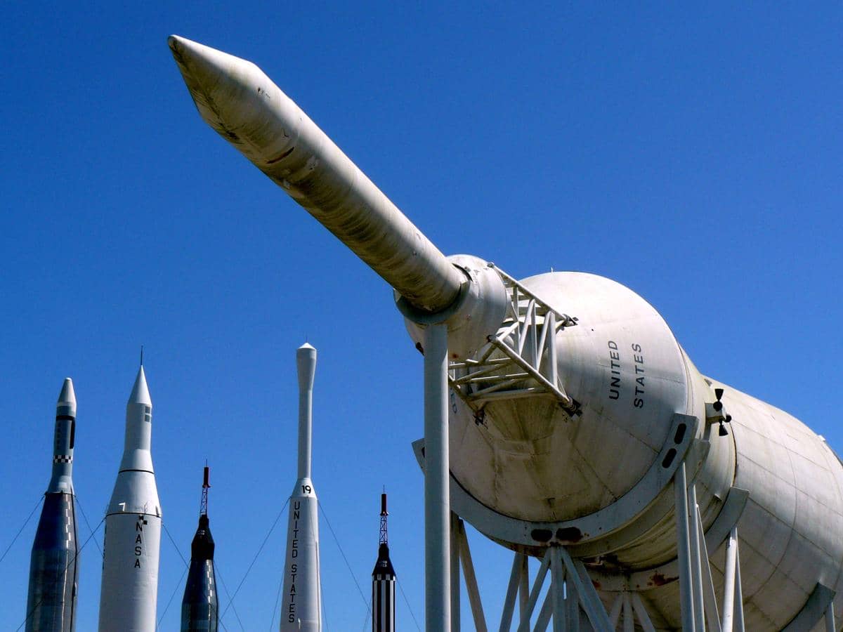 Saturn IB dipamerkan secara horizontal dan menjadi salah satu koleksi paling mencolok di Rocket Garden.