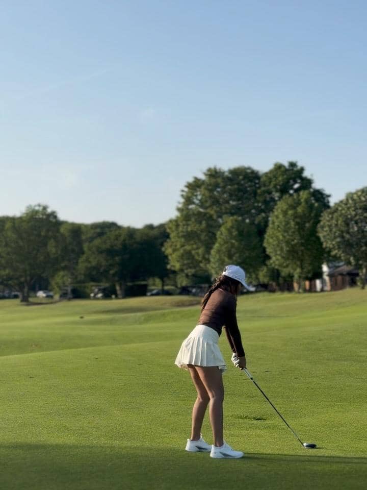 Hana Malasan dan Sean Gelael main golf di UK