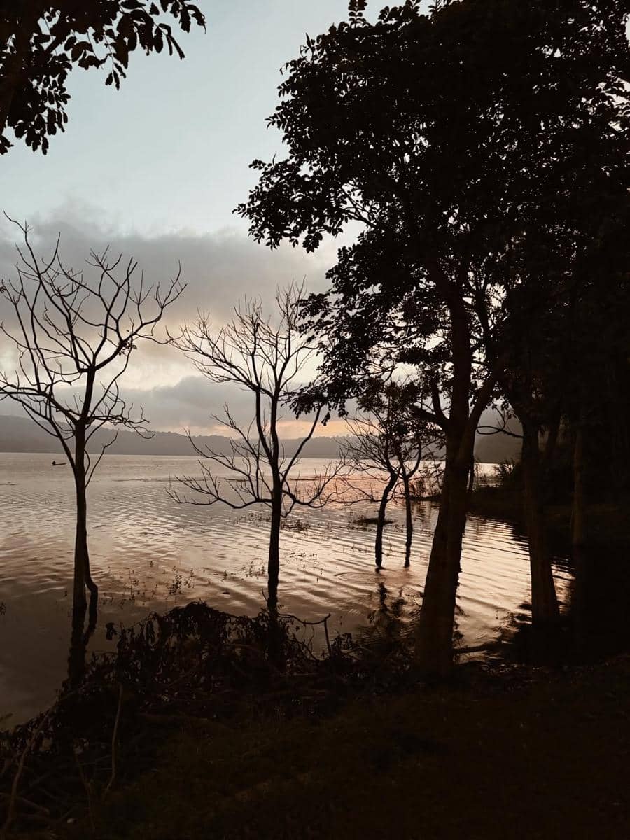 Keluarga Ayudia camping di tepi Danau Buyan
