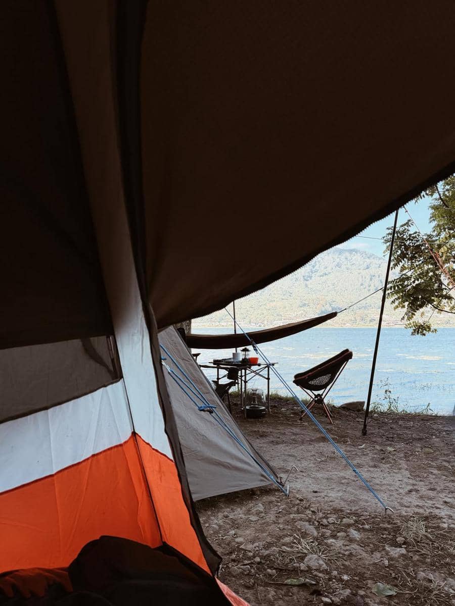 Keluarga Ayudia camping di tepi Danau Buyan
