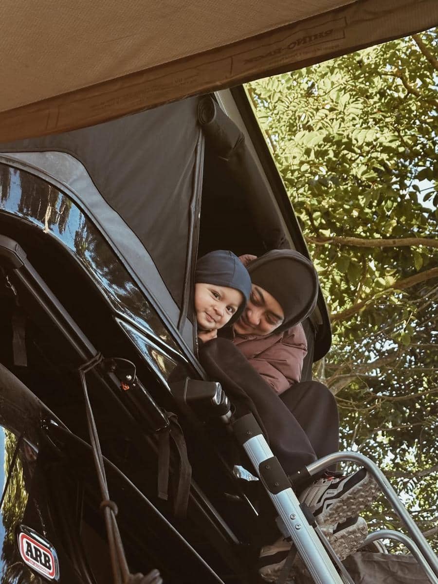 Keluarga Ayudia camping di tepi Danau Buyan