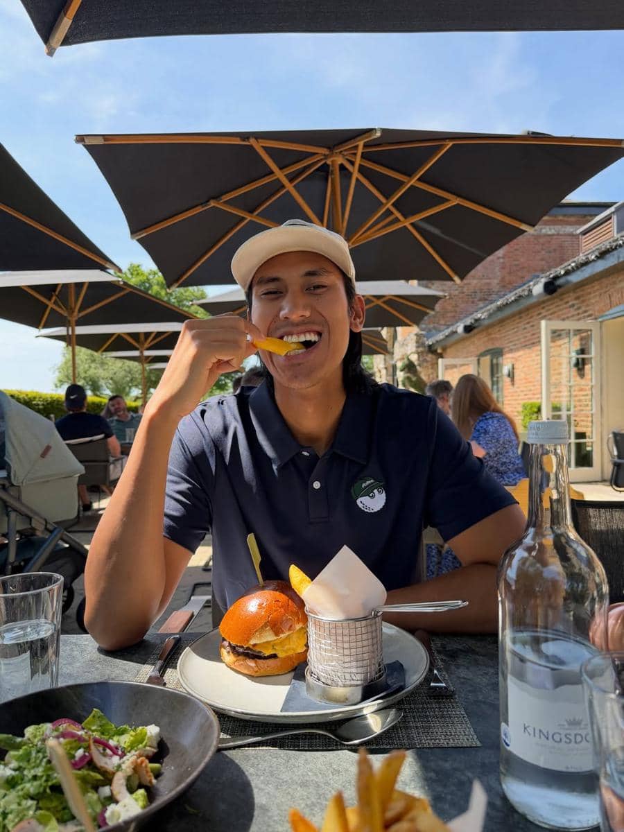 Hana Malasan dan Sean Gelael main golf di UK