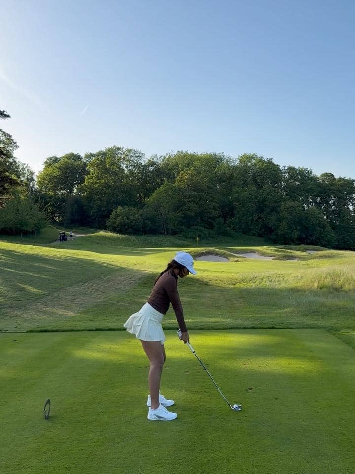 Hana Malasan dan Sean Gelael main golf di UK