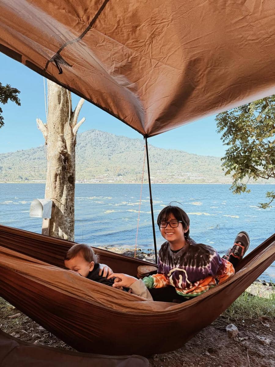 Keluarga Ayudia camping di tepi Danau Buyan