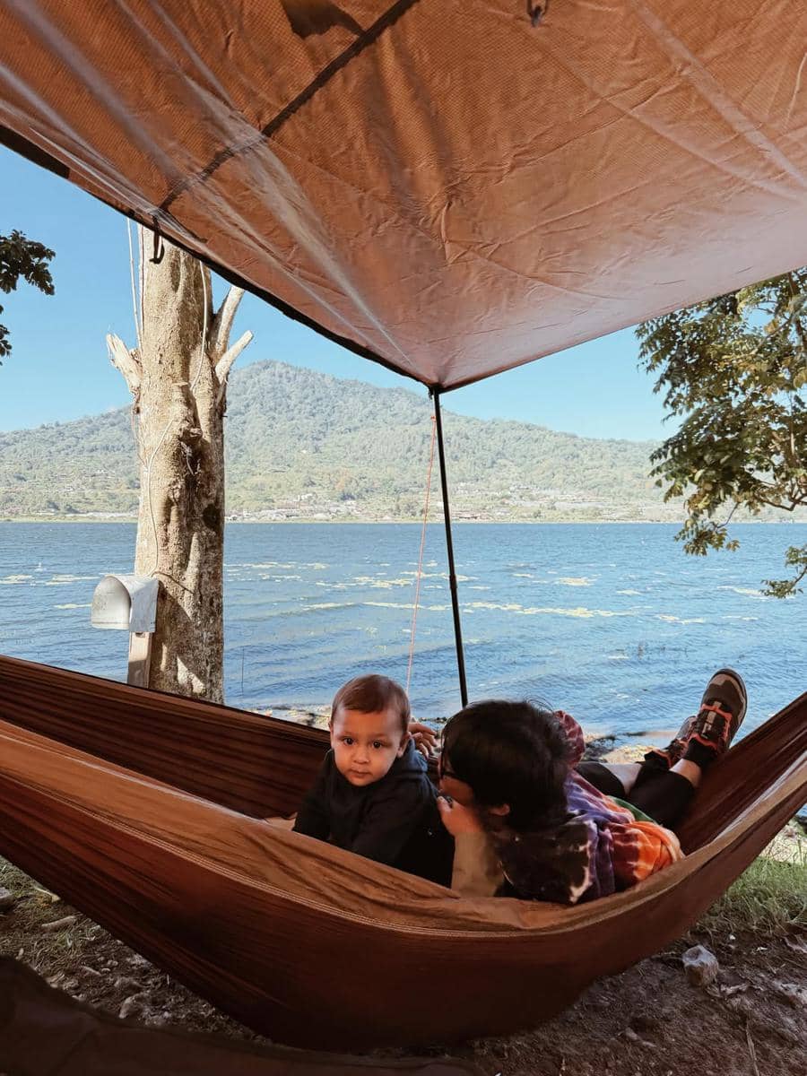 Keluarga Ayudia camping di tepi Danau Buyan