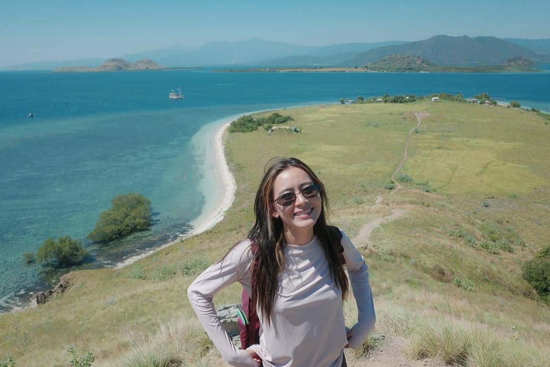 Keluarga Laura Theux liburan di Pulau Kenawa