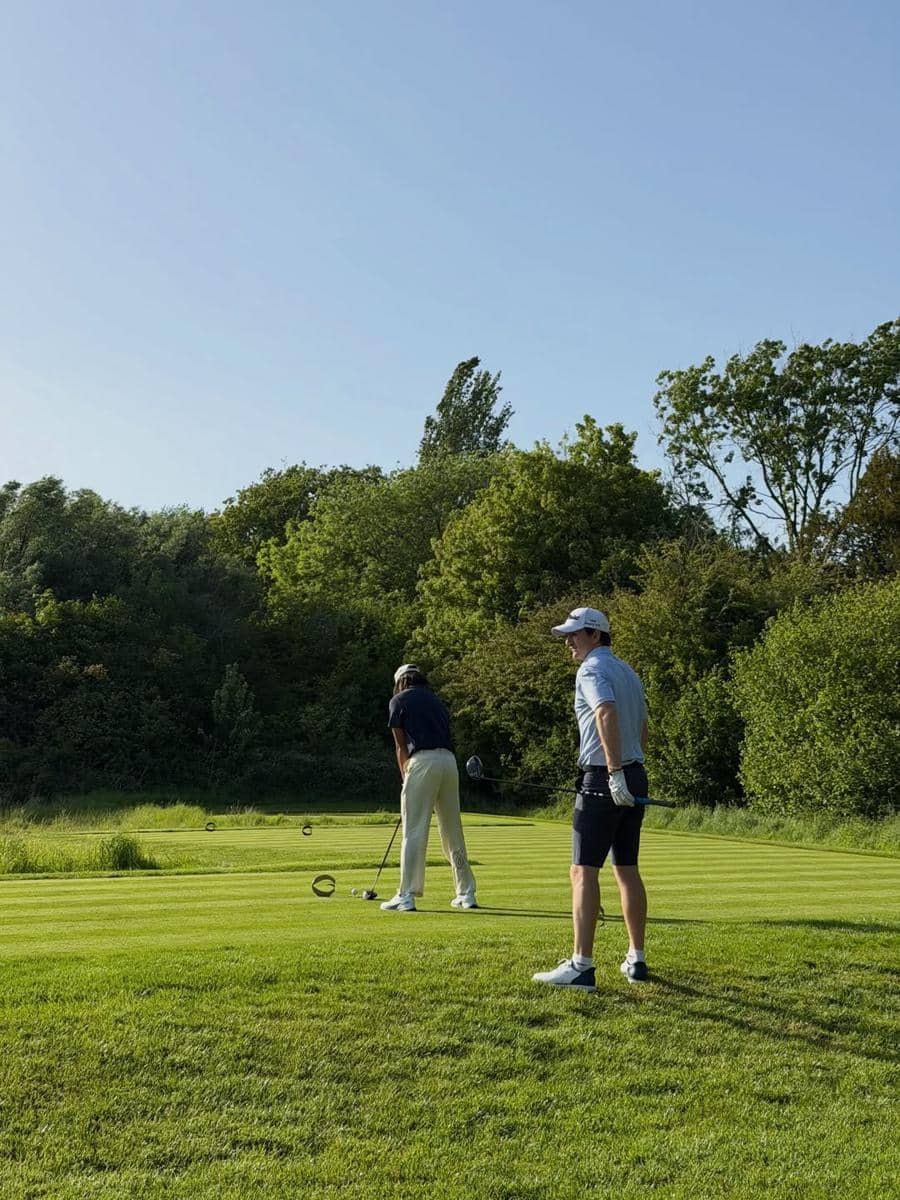 Hana Malasan dan Sean Gelael main golf di UK