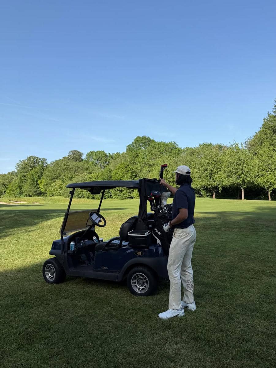 Hana Malasan dan Sean Gelael main golf di UK