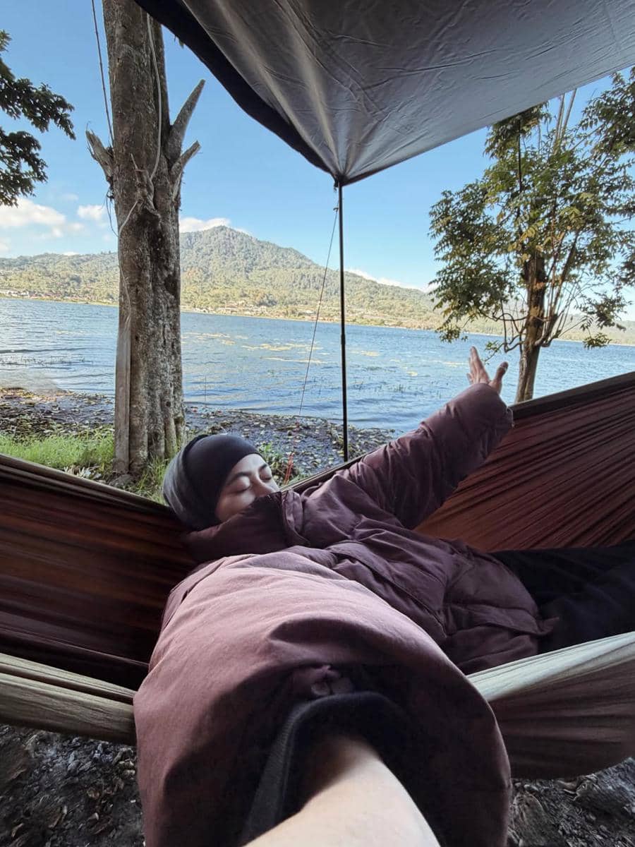 Keluarga Ayudia camping di tepi Danau Buyan