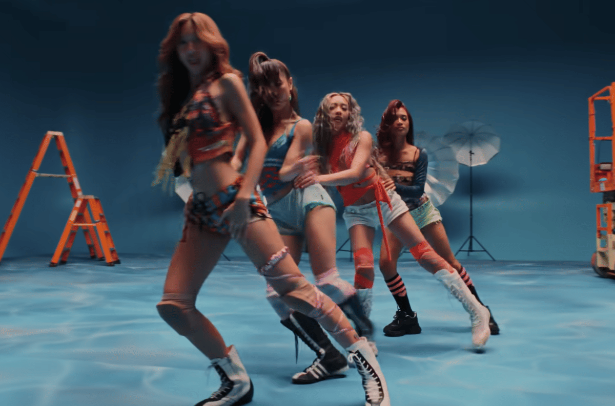 no na dalam musik video "rollerblade"