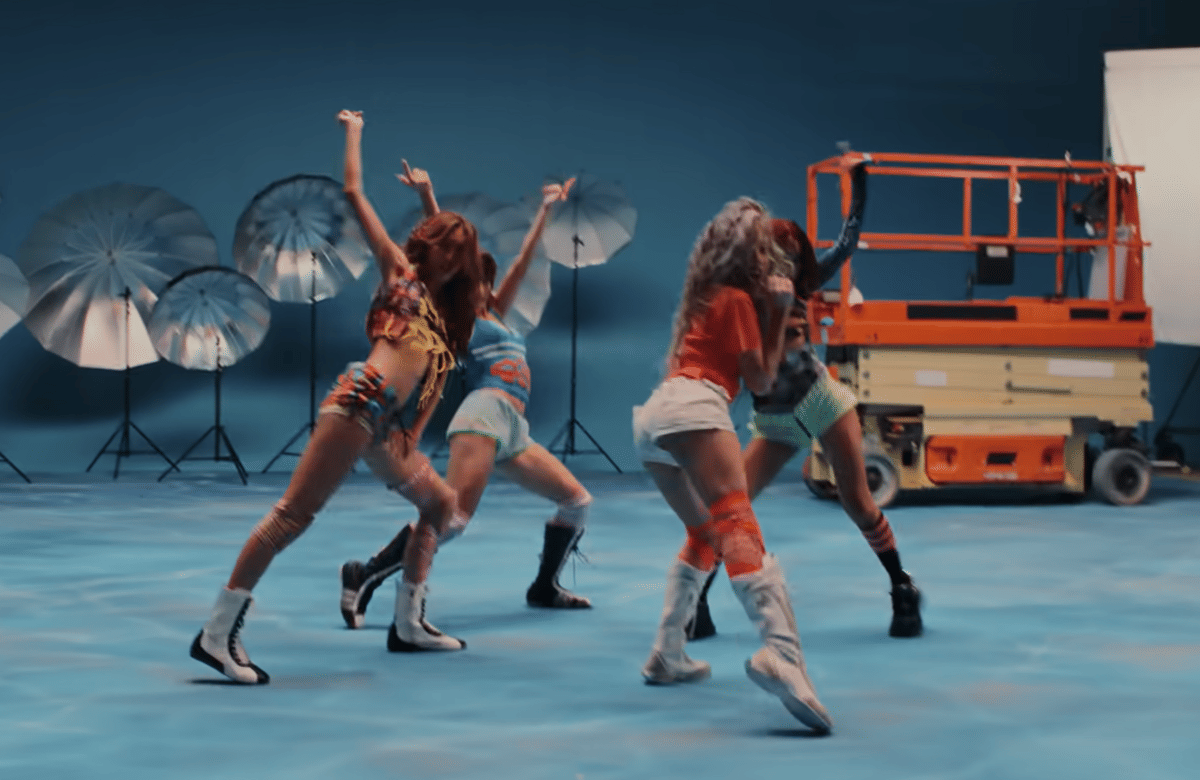 no na dalam musik video "rollerblade"