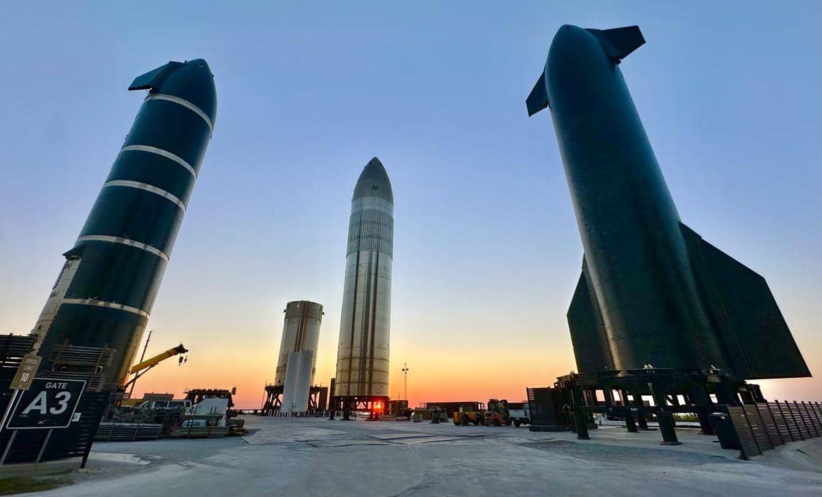 Banyak koleksi di Rocket Garden merupakan roket asli.
