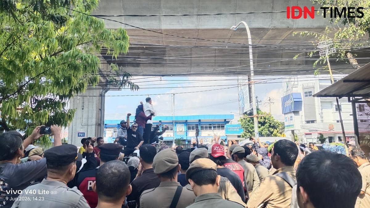 Ratusan warga Tamalanrea yang tergabung dalam Gerakan Rakyat Menolak (GERAM) Pengolahan Sampah Menjadi Energi Listrik (PSEL) mendatangi kan