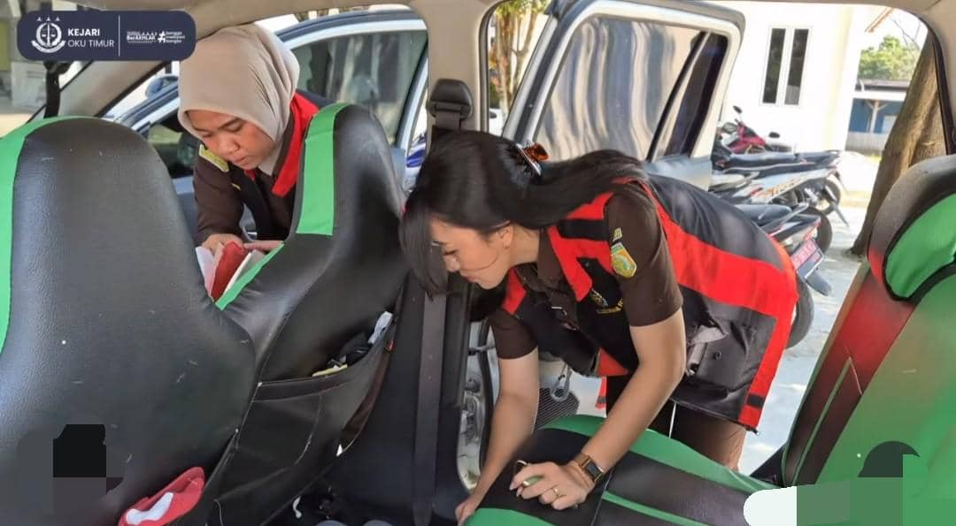 Penyidik Kejari saat menggeledah Kantor KPU OKU Timur.