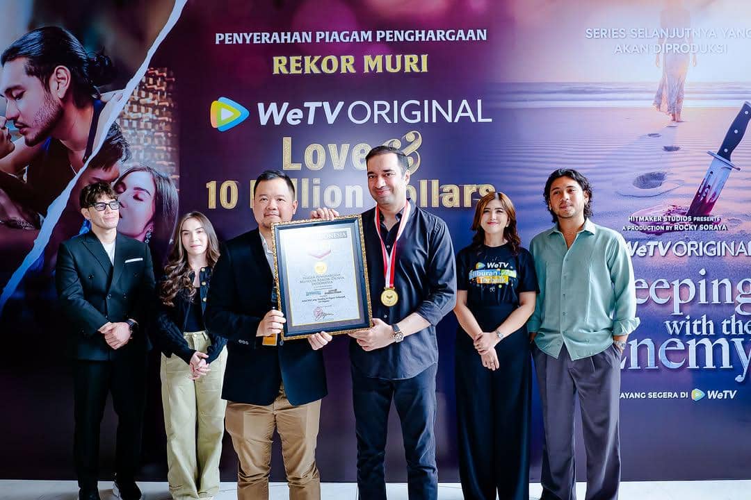 Para pemain dan tim produksi serial Love & 10 Million Dollars berpose bersama piagam penghargaan Rekor MURI dari WeTV Original.
