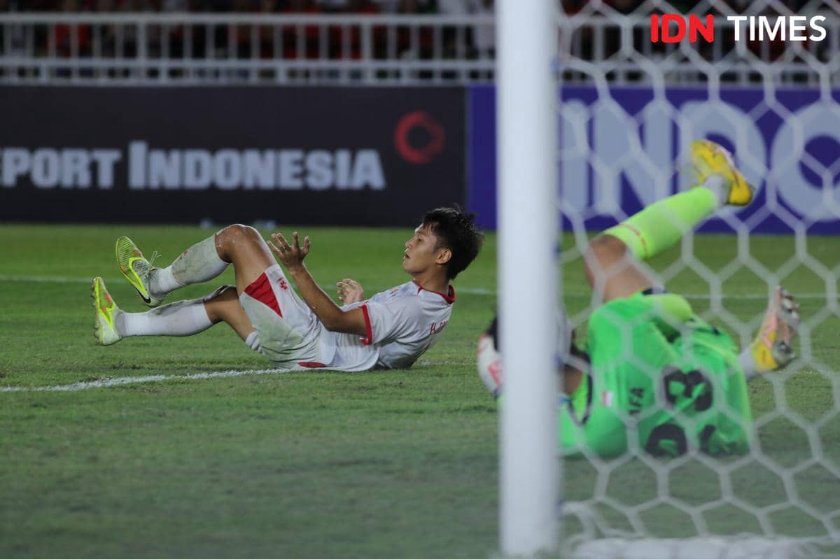 Striker Vietnam U-19 terjatuh di depan gawang setelah peluang emas saat melawan Indonesia U-19 di Stadion Utama Sumut.