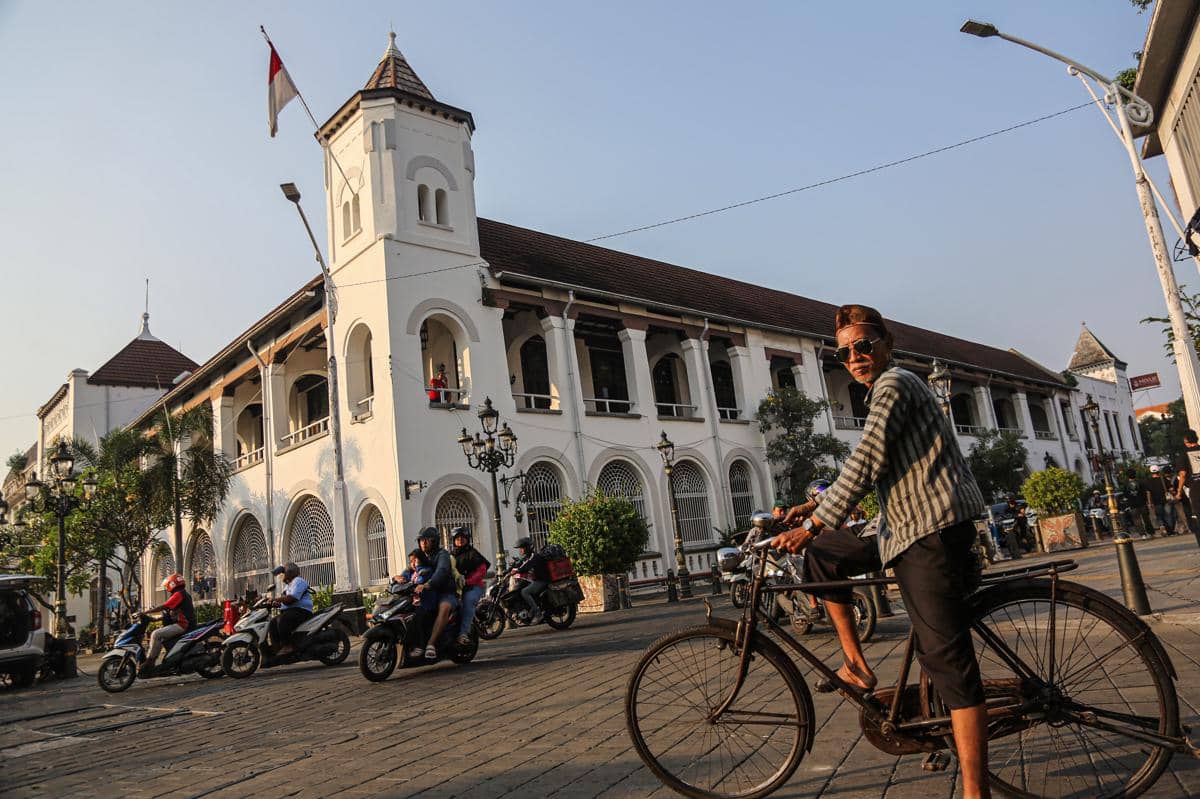 Sejumlah pengendara melintas di depan bangunan Cagar Budaya Nasional di Kota Lama, Semarang. (ANTARA FOTO/Makna Zaezar)