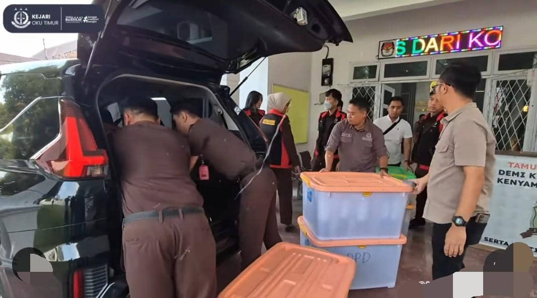 Penyidik Kejari saat menggeledah Kantor KPU OKU Timur.