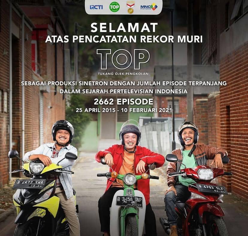 Tiga pemeran sinetron Tukang Ojek Pengkolan berpose dengan motor mereka merayakan pencapaian rekor MURI atas jumlah episode terbanyak.