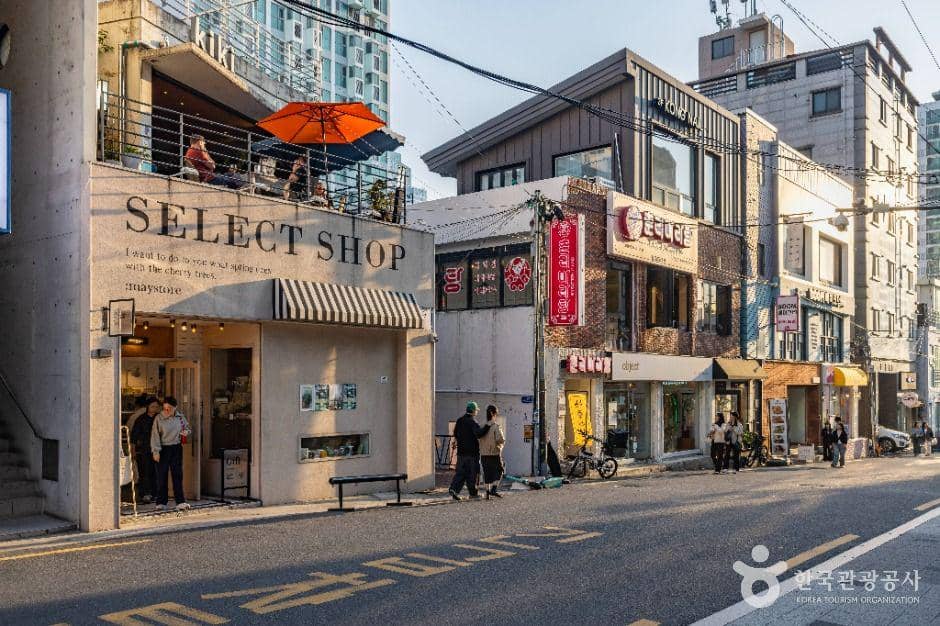 Potret Jeonpo Cafe Street di Busan