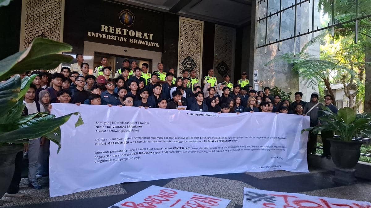 Mahasiswa Universitas Brawijaya berkumpul di depan Gedung Rektorat UB membawa spanduk besar saat aksi menolak kebijakan SPPG kampus.