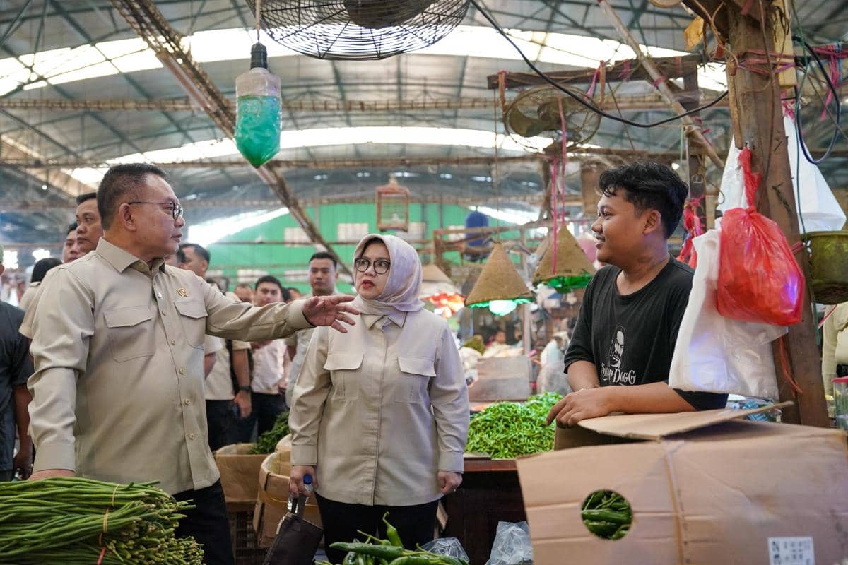 Kepala Staf Kepresidenan (KSP), Jenderal TNI (Purn) Dudung Abdurachman sidang ke Pasar Induk Kramat Jati, Jakarta Timur.