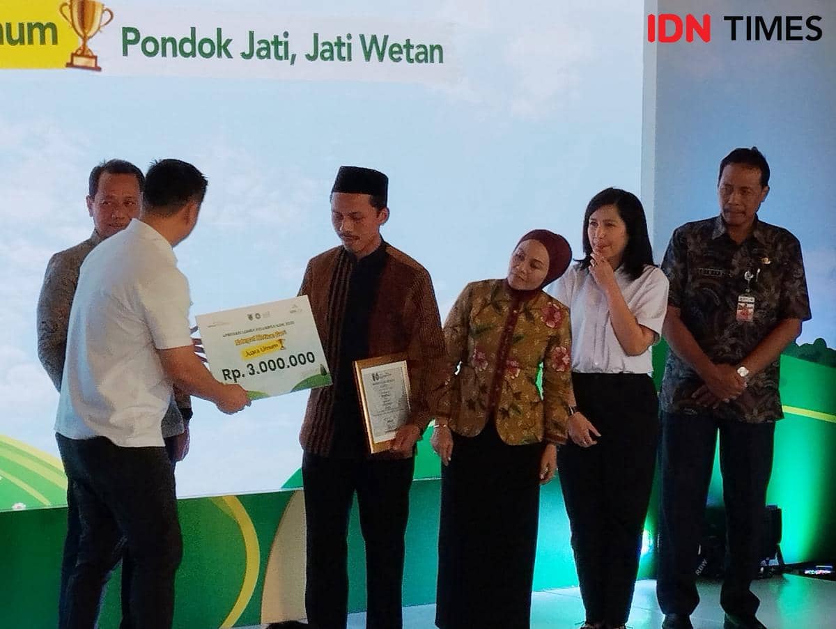 Penyerahan hadiah Lomba Keluarga Asik 2026 di Kudus, Selasa (9/6/2026). (IDN Times/Dhana Kencana)
