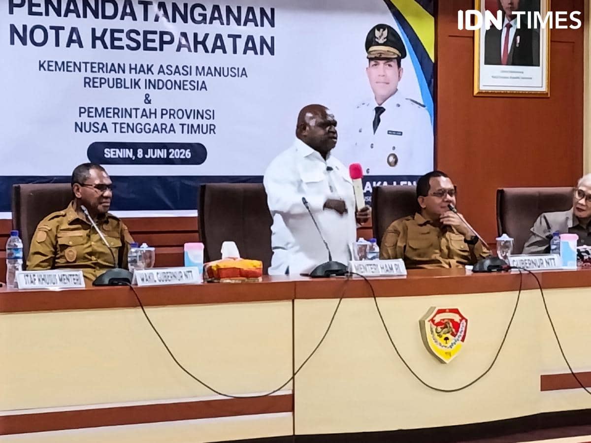 Menteri HAM Natalius Pigai berbicara di depan pejabat pemerintah saat penandatanganan nota kesepakatan di Kupang, Nusa Tenggara Timur.