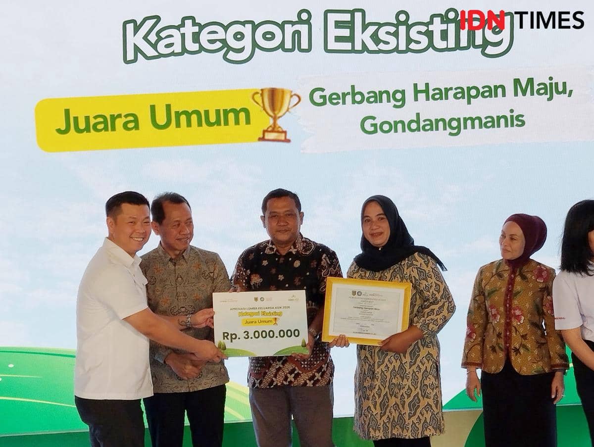 Penyerahan hadiah Lomba Keluarga Asik 2026 di Kudus, Selasa (9/6/2026). (IDN Times/Dhana Kencana)