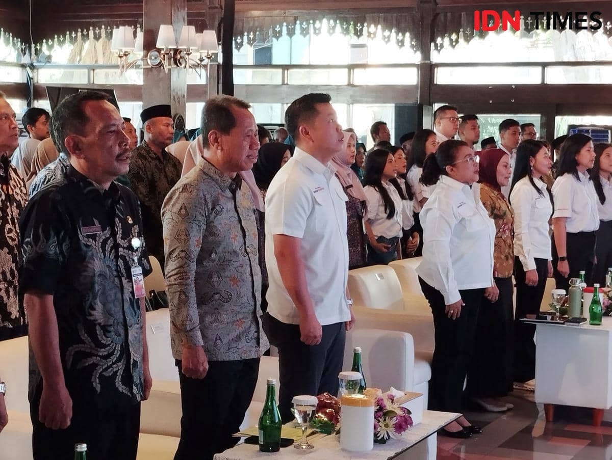 Bupati Kudus, Samani Intakoris (kedua kiri) saat menghadiri peluncuran peta digital penjemputan sampah organik Kudus Asik di Kudus, Selasa (