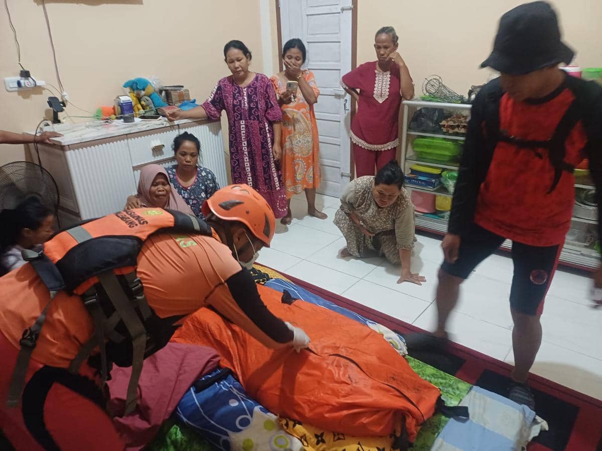 Tim SAR gabungan melakukan evakuasi bocah tenggelam di Sungai Musi