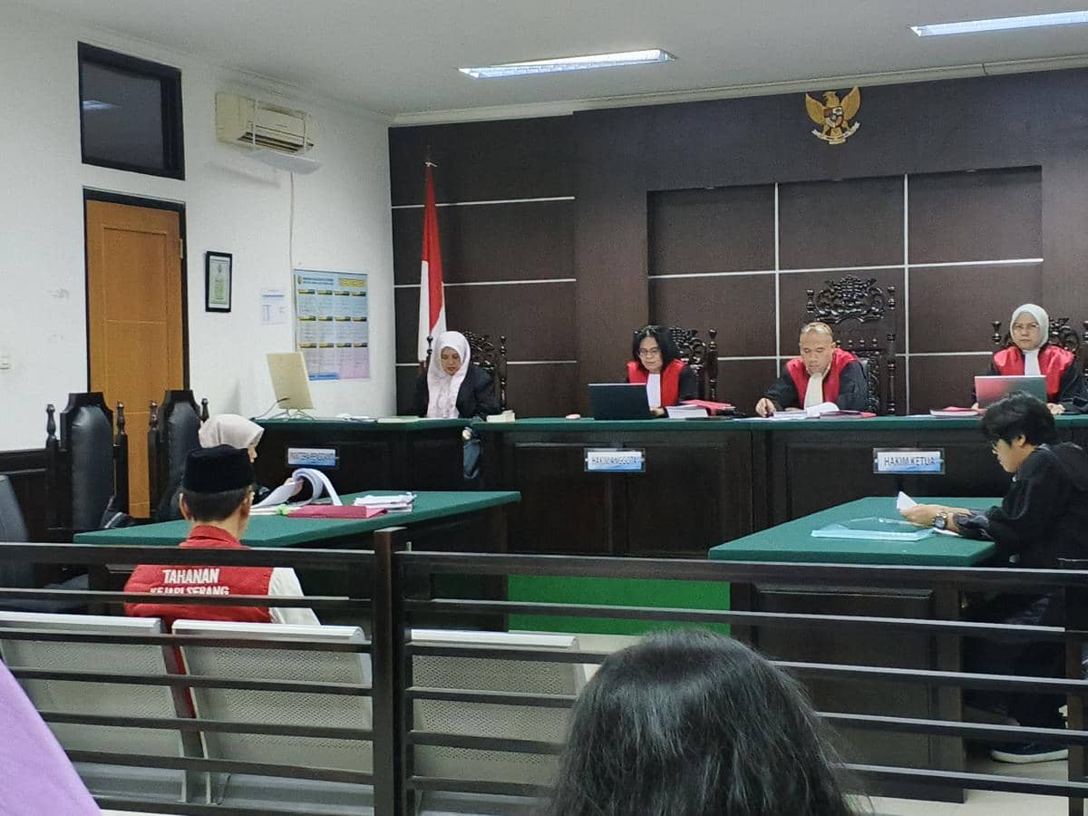 Abah Jempol saat mendengarkan putusan hakim (Dok. Khaerul Anwar)