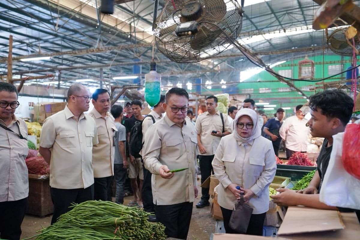 Kepala Staf Kepresidenan (KSP), Jenderal TNI (Purn) Dudung Abdurachman sidang ke Pasar Induk Kramat Jati, Jakarta Timur.