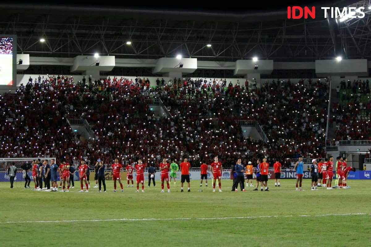 Para pemain Timnas U-19 berdiri di lapangan Stadion Utama Sumut saat menyanyikan lagu Tanah Airku sebelum laga melawan Vietnam.