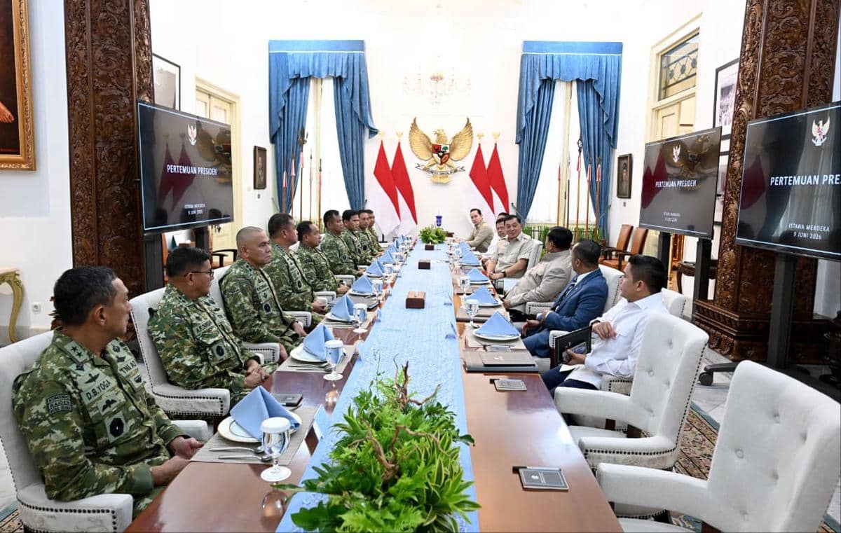 Presiden Prabowo Subianto menerima Panglima TNI Jenderal TNI Agus Subiyanto, Wakil Panglima TNI Letjen TNI Tandyo Budi Revita, serta para ke