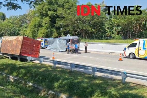 Pulang ke Madura, Travel Tabrak Truk Paket di Tol Ngawi