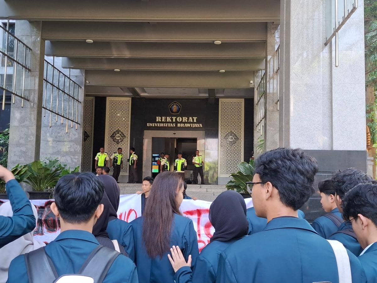 Mahasiswa Universitas Brawijaya berkumpul di depan Gedung Rektorat UB untuk menyuarakan penolakan terhadap kebijakan SPPG.