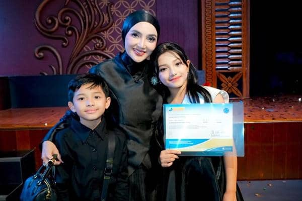 7 Potret Arsy Hermansyah di Acara Kelulusan SD, Tampil Bernyanyi
