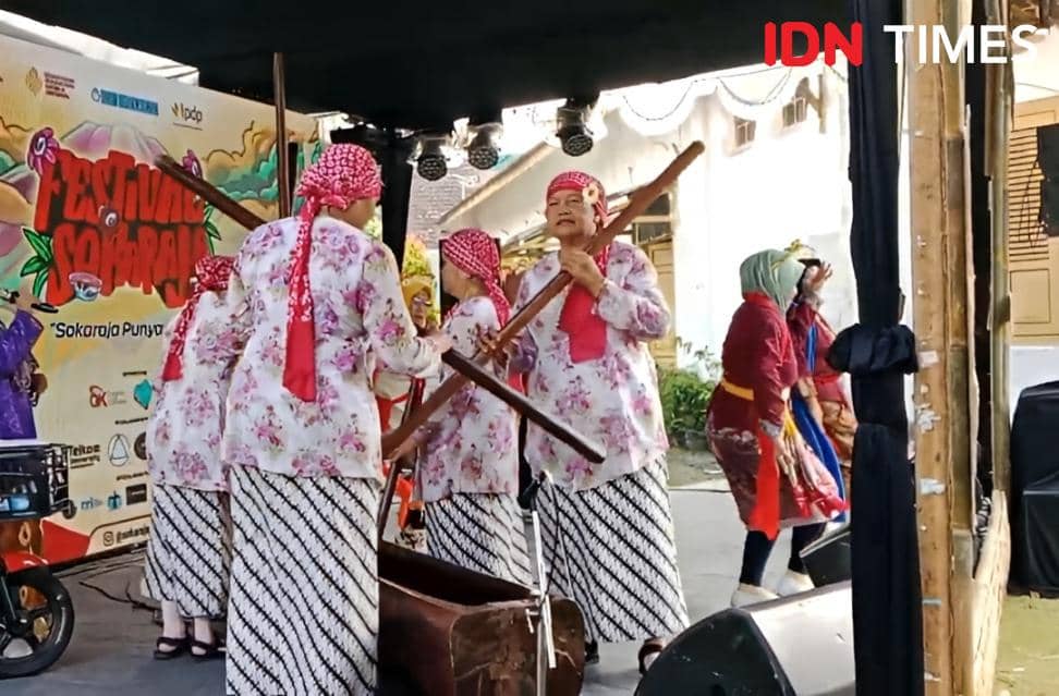 Sekelompok perempuan mengenakan kebaya bermotif bunga dan kain batik menampilkan tarian tradisional di Festival Sokaraja.