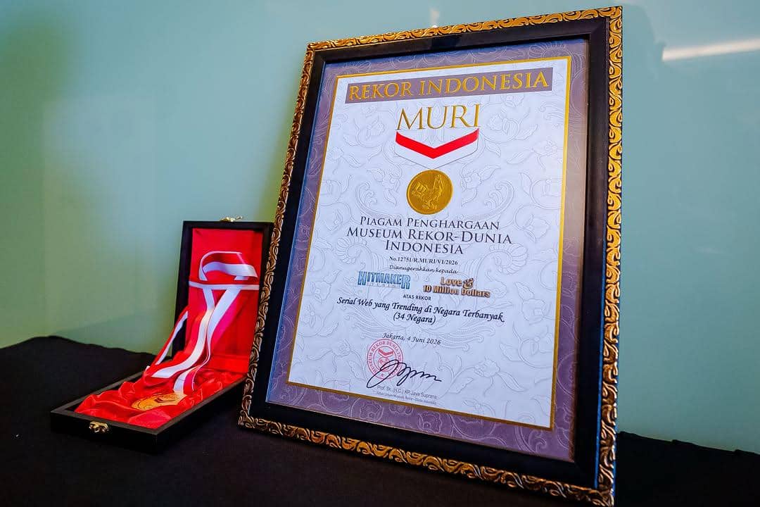 Piagam penghargaan Museum Rekor-Dunia Indonesia (MURI) untuk serial Love & 10 Million Dollars yang dipajang dalam bingkai emas di atas meja.