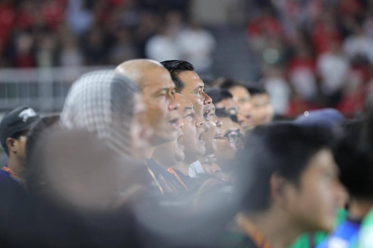 Para pelatih dan ofisial Timnas U-19 Indonesia menyanyikan lagu kebangsaan jelang laga melawan Vietnam di Stadion Utama Sumut.