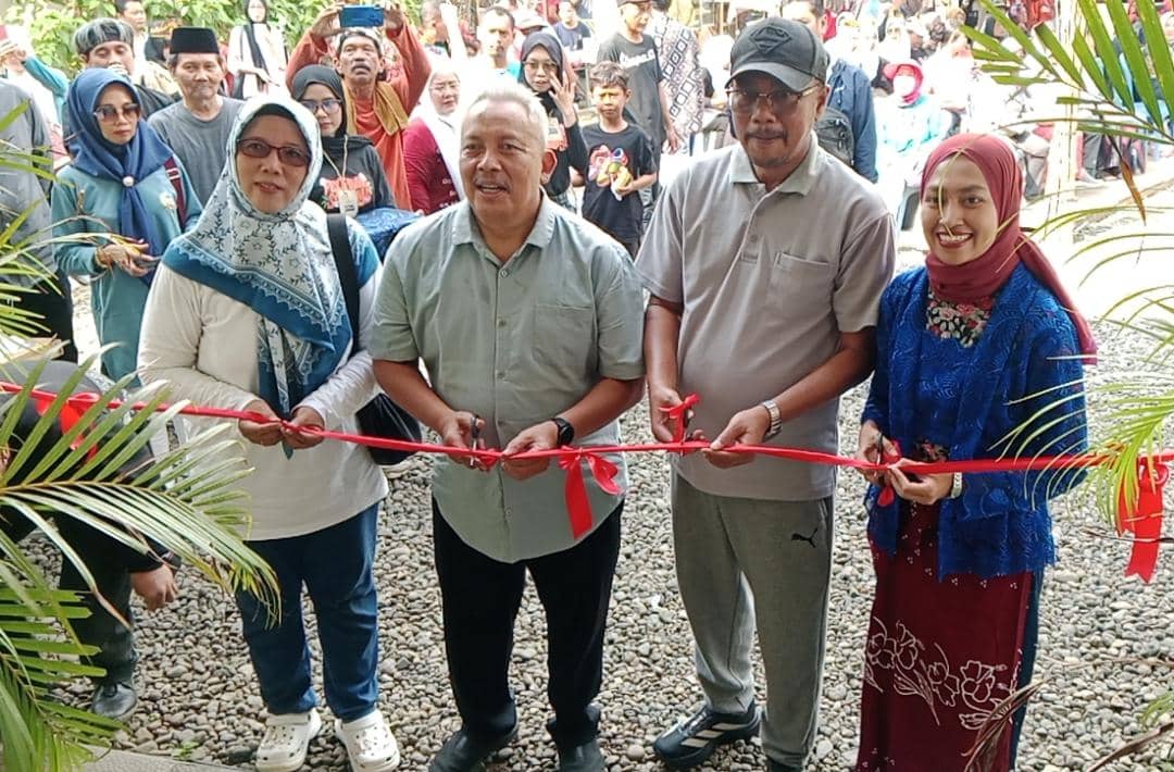 Beberapa orang memotong pita merah saat pembukaan Festival Sokaraja 2026, disaksikan oleh masyarakat yang berkumpul di sekitar lokasi.
