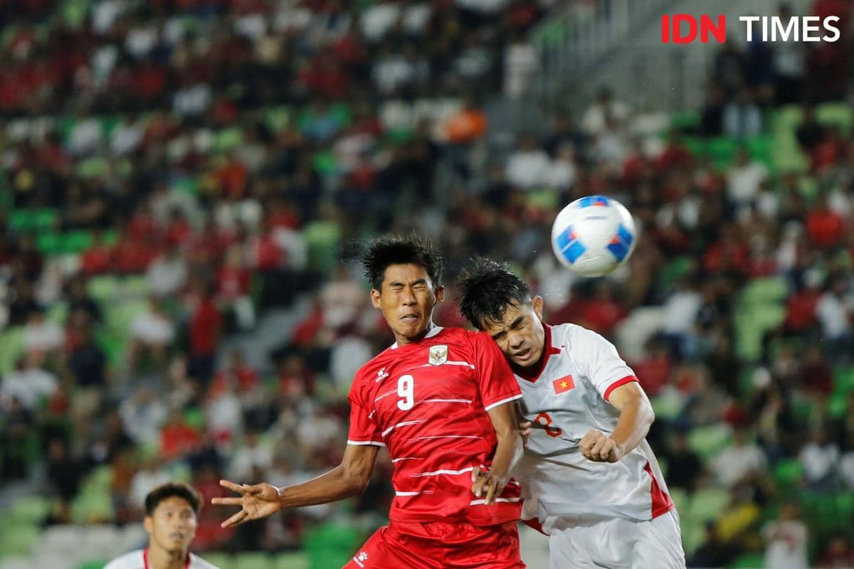 Pemain Timnas Indonesia U-19 berebut bola udara dengan pemain Vietnam dalam laga AFF U-19 di Stadion Utama Sumut.