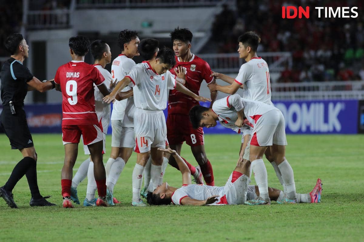 Pemain Indonesia U-19 dan Vietnam U-19 terlibat ketegangan di lapangan saat pertandingan AFF U-19 di Stadion Utama Sumut.