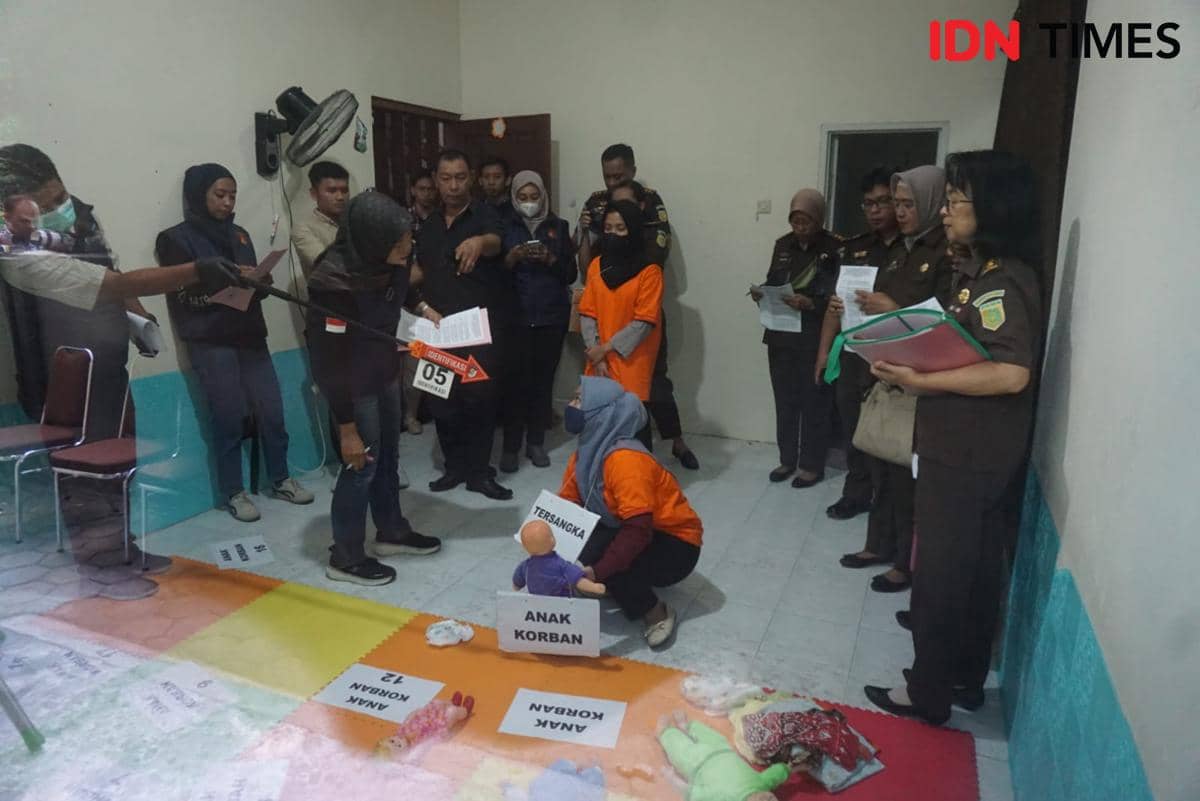Polsi Gelar Rekonstruksi kekerasan Anak di Daycare, Ortu Teriaki Tersangka